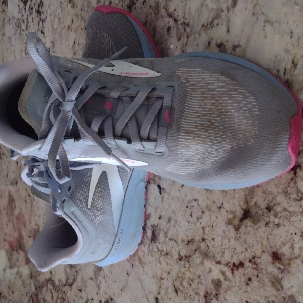 Tennis shoes